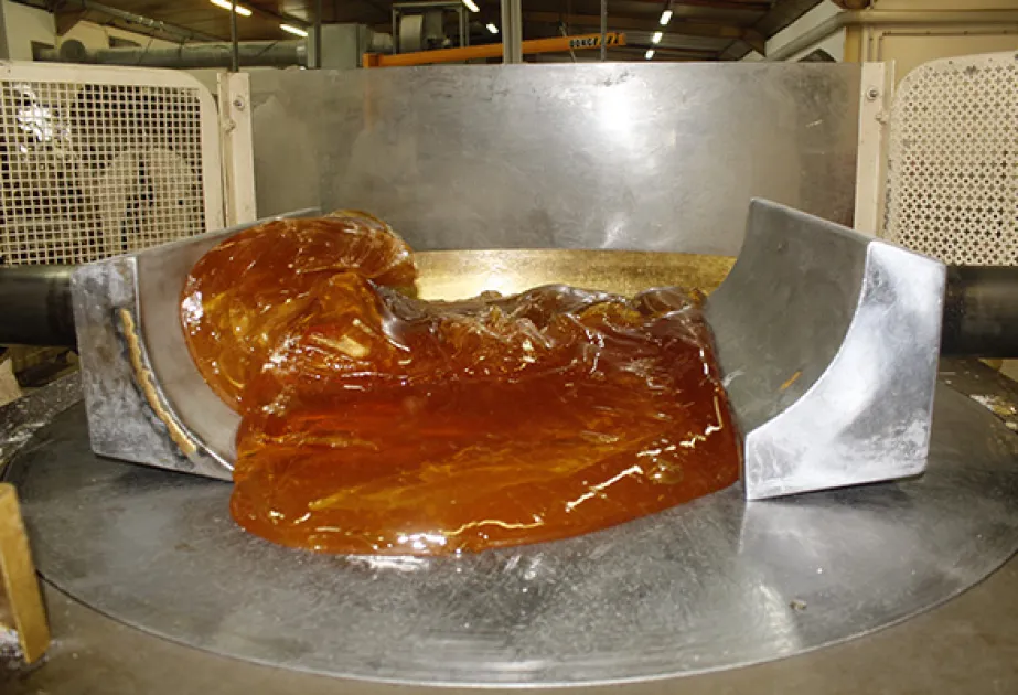 Pétrissage du miel cuit