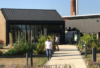 Réalisation d'un jardin pour une entreprise par les paysagistes des Jardins de Gally