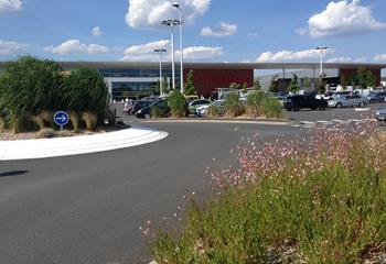 végétalisation parking centre commercial