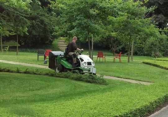 Entretien d'un jardin par les équipes de paysagistes des Jardins de Gally