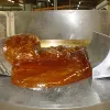 Pétrissage du miel cuit